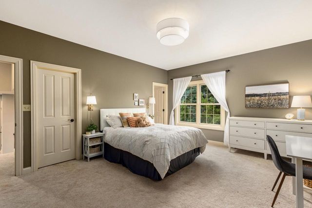 2120 Carriage Hills DRIVE, Delafield, WI 53018