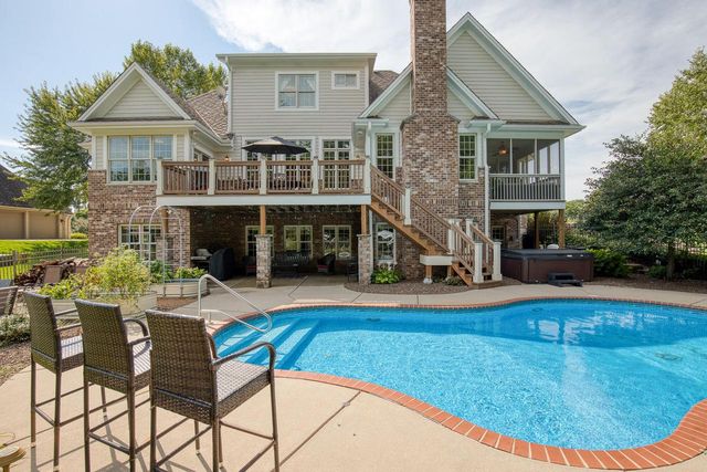 2120 Carriage Hills DRIVE, Delafield, WI 53018