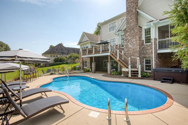 2120 Carriage Hills DRIVE, Delafield, WI 53018