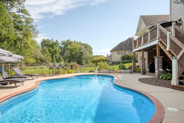 2120 Carriage Hills DRIVE, Delafield, WI 53018