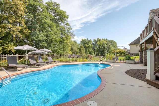 2120 Carriage Hills DRIVE, Delafield, WI 53018
