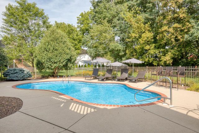 2120 Carriage Hills DRIVE, Delafield, WI 53018