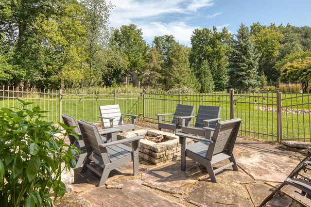 2120 Carriage Hills DRIVE, Delafield, WI 53018