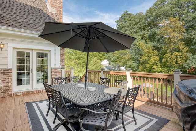 2120 Carriage Hills DRIVE, Delafield, WI 53018