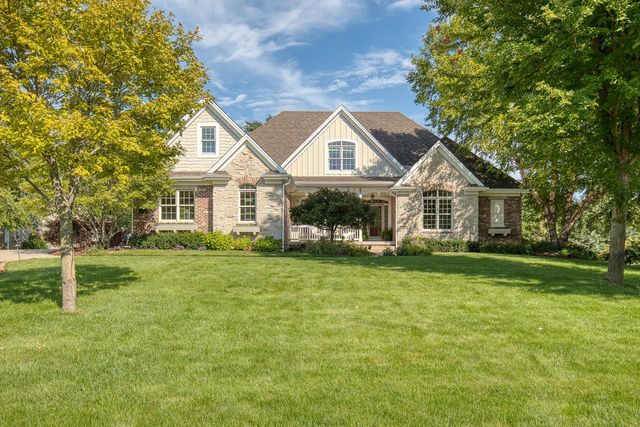 2120 Carriage Hills DRIVE, Delafield, WI 53018