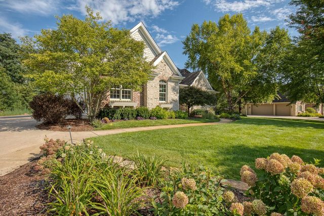2120 Carriage Hills DRIVE, Delafield, WI 53018