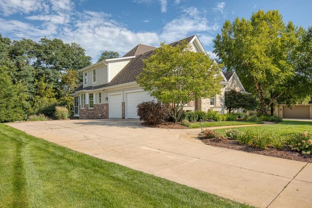 2120 Carriage Hills DRIVE, Delafield, WI 53018