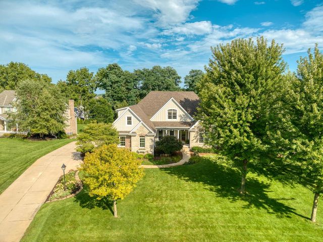 2120 Carriage Hills DRIVE, Delafield, WI 53018