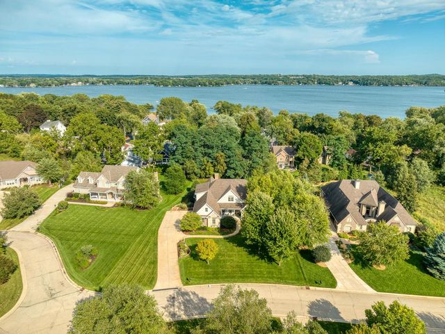 2120 Carriage Hills DRIVE, Delafield, WI 53018