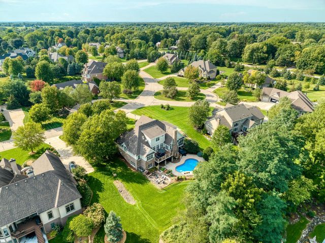 2120 Carriage Hills DRIVE, Delafield, WI 53018