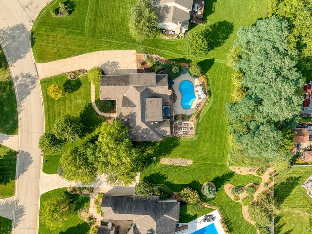 2120 Carriage Hills DRIVE, Delafield, WI 53018