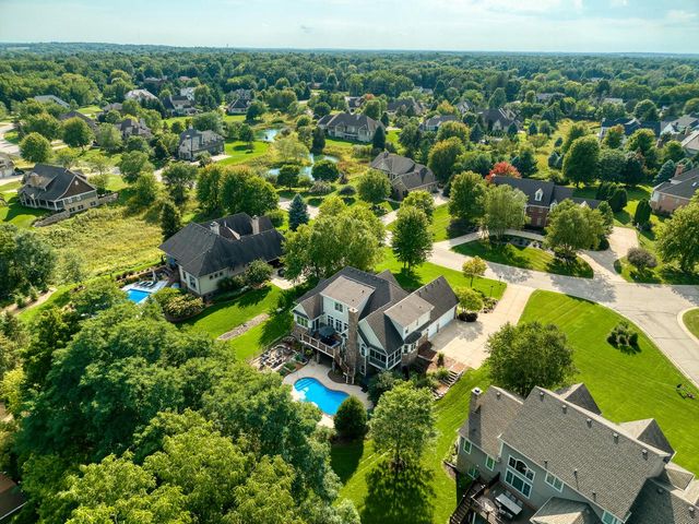 2120 Carriage Hills DRIVE, Delafield, WI 53018
