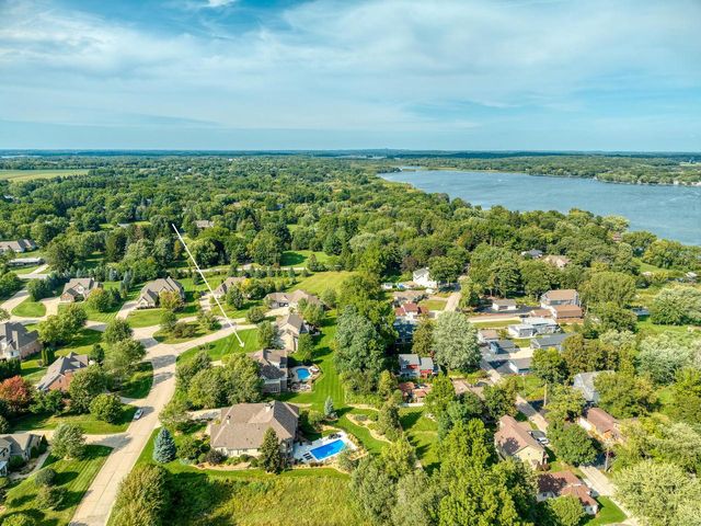 2120 Carriage Hills DRIVE, Delafield, WI 53018