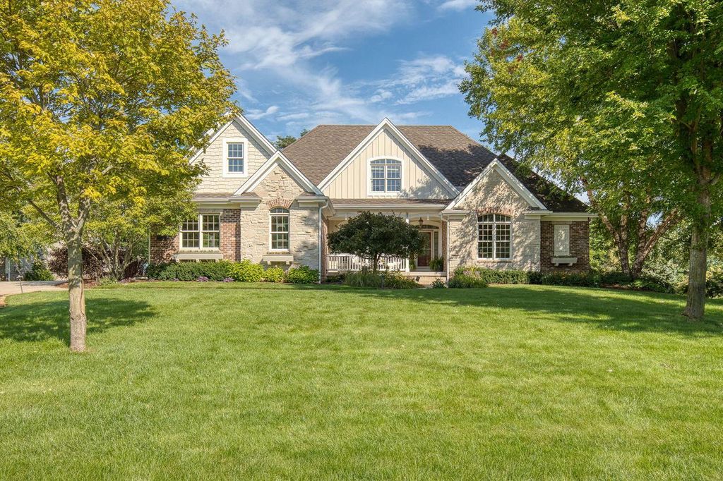 2120 Carriage Hills DRIVE, Delafield, WI 53018