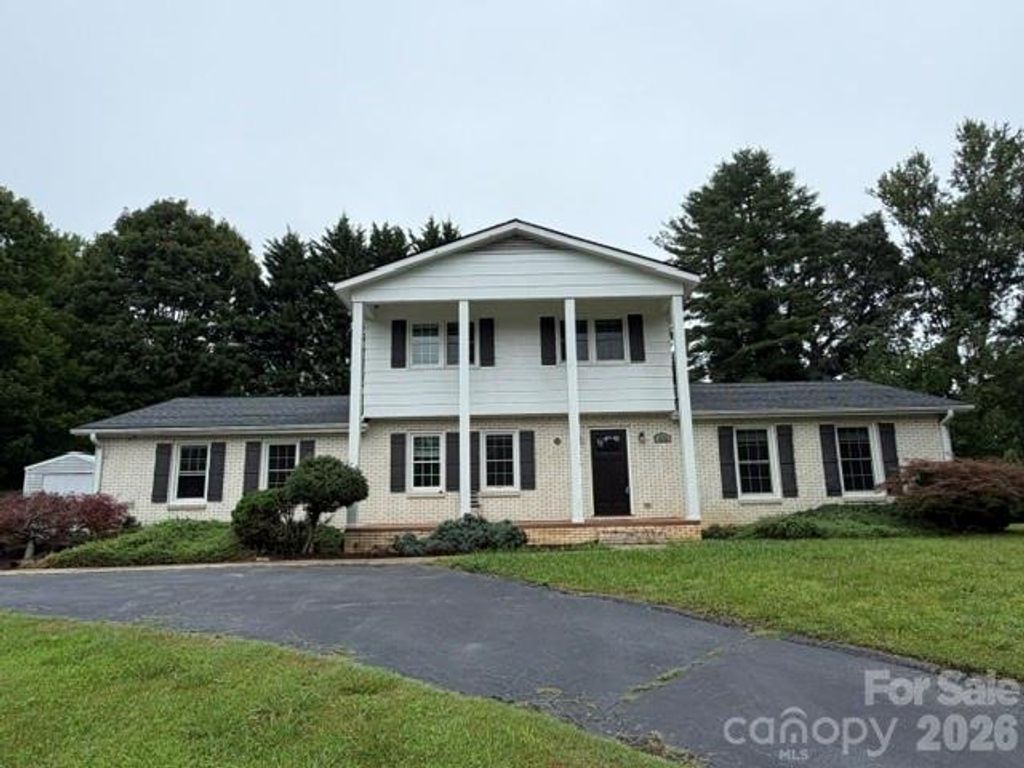 1376 Glenheath Drive, Hendersonville, NC 28791