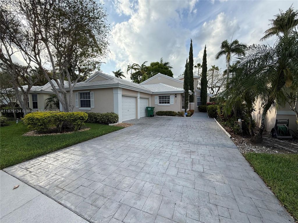 1040 Wilshire Cir W, Pembroke Pines, FL 33027