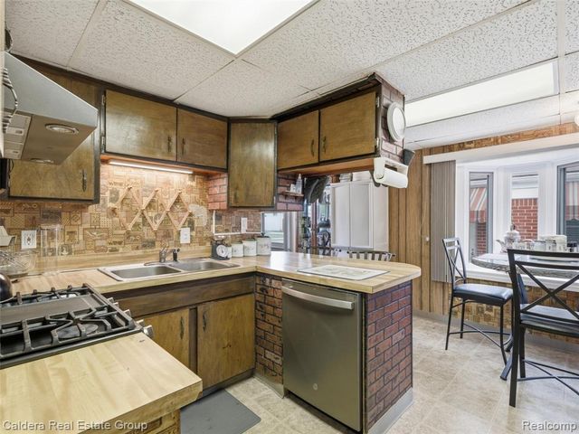22200 Avon Street, Saint Clair Shores, MI 48082