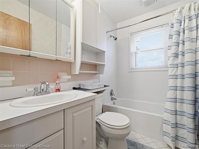 22200 Avon Street, Saint Clair Shores, MI 48082