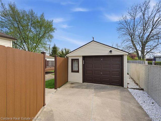 22200 Avon Street, Saint Clair Shores, MI 48082