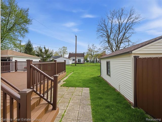 22200 Avon Street, Saint Clair Shores, MI 48082