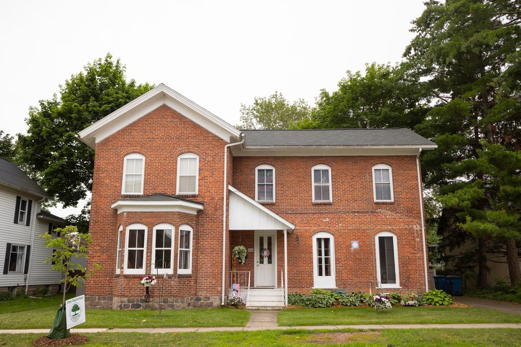 112 E Maple Street, Vicksburg, MI 49097