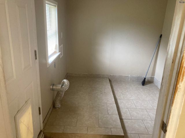 104 E GARDEN STREET, Iowa Park, TX 76367