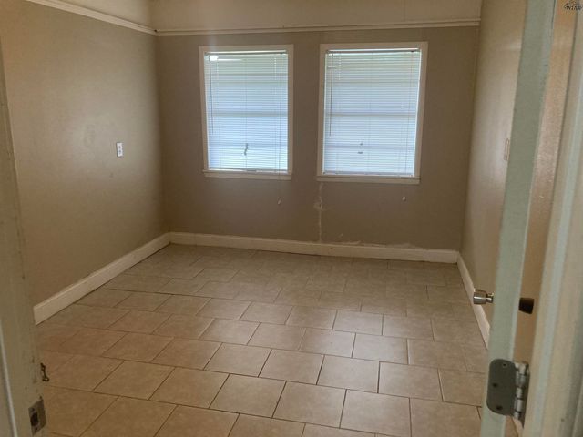 104 E GARDEN STREET, Iowa Park, TX 76367