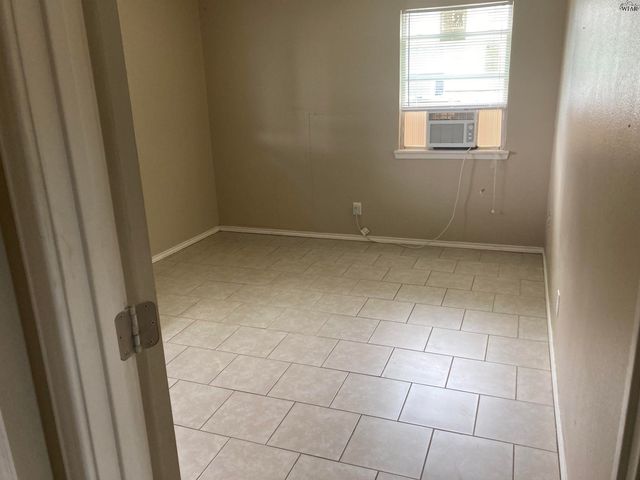 104 E GARDEN STREET, Iowa Park, TX 76367