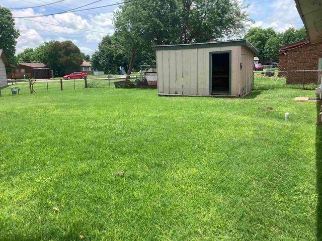 104 E GARDEN STREET, Iowa Park, TX 76367