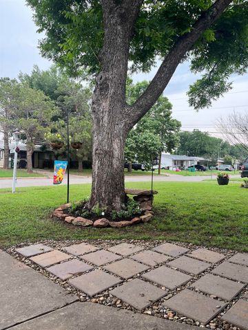 104 E GARDEN STREET, Iowa Park, TX 76367