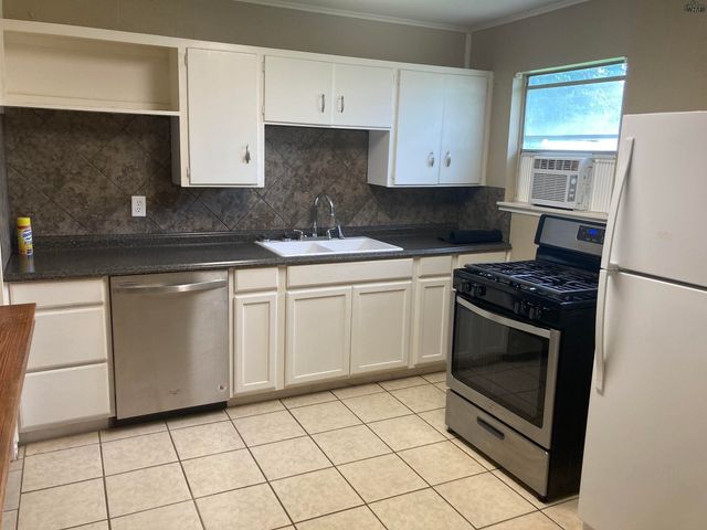 104 E GARDEN STREET, Iowa Park, TX 76367