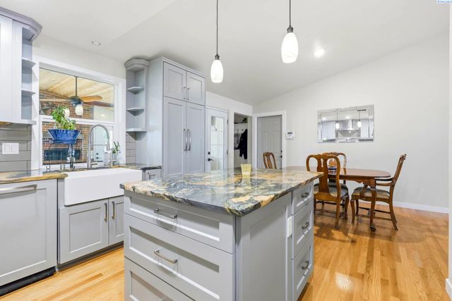 4731 Holly Way, West Richland, WA 99354