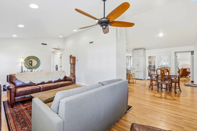 4731 Holly Way, West Richland, WA 99354