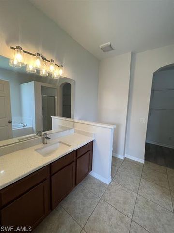 511 NE 19th PL, Cape Coral, FL 33909