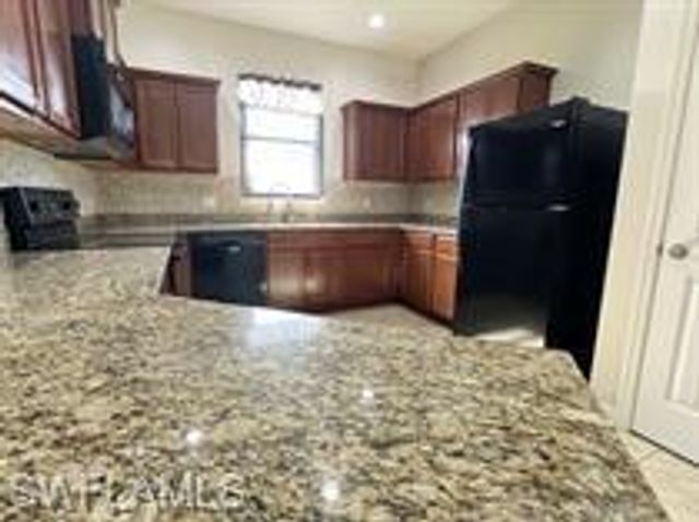 511 NE 19th PL, Cape Coral, FL 33909