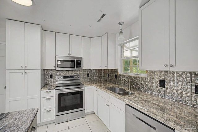 204 Nandina Rd, Gulf Breeze, FL 32561