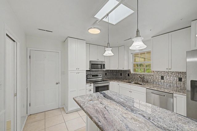 204 Nandina Rd, Gulf Breeze, FL 32561