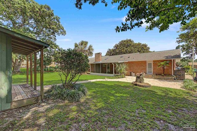204 Nandina Rd, Gulf Breeze, FL 32561