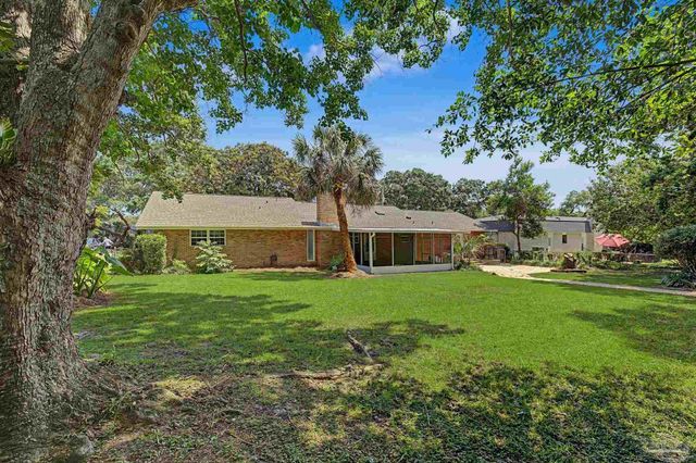 204 Nandina Rd, Gulf Breeze, FL 32561
