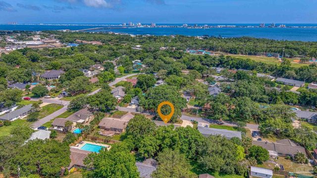 204 Nandina Rd, Gulf Breeze, FL 32561