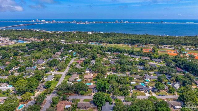 204 Nandina Rd, Gulf Breeze, FL 32561