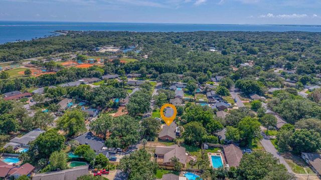 204 Nandina Rd, Gulf Breeze, FL 32561