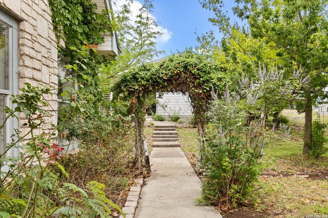 1051 SILVER HILLS DR, Boerne, TX 78006
