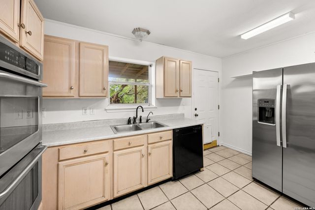 1051 SILVER HILLS DR, Boerne, TX 78006