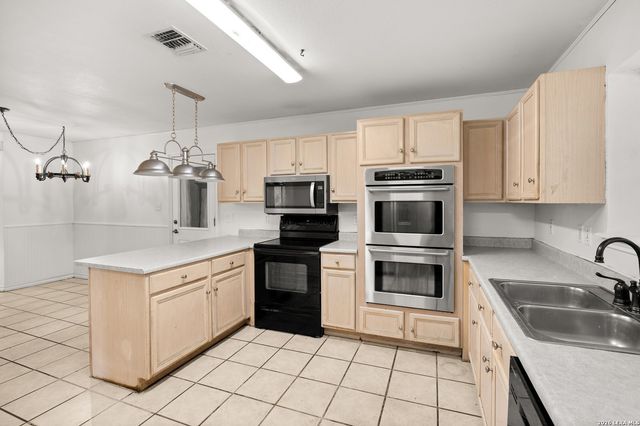 1051 SILVER HILLS DR, Boerne, TX 78006