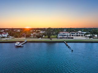 5400 Essex Court, West Palm Beach, FL 33405