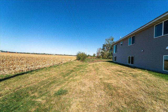 922 Prestwick Drive, Belle Plaine, MN 56011