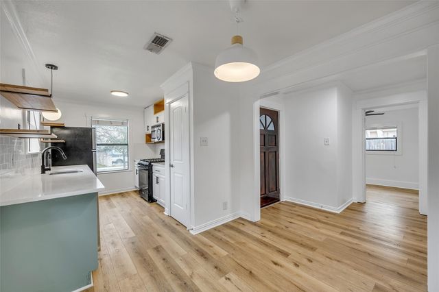 7004 Trendal LN, Austin, TX 78744