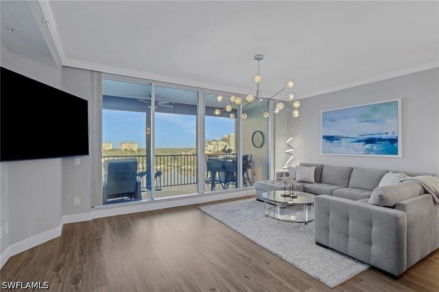 420 Cove Tower DR 802, Naples, FL 34110