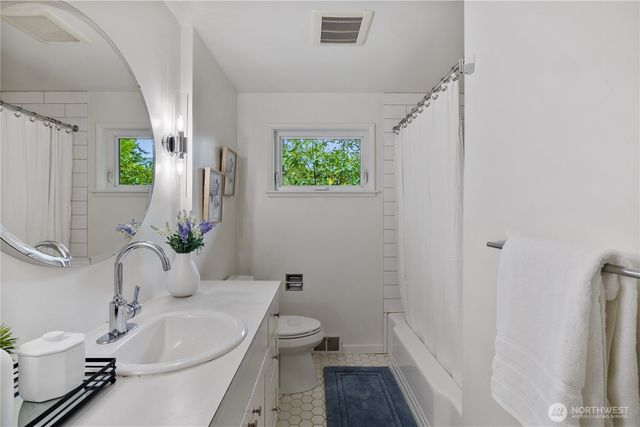 9125 NE 21st Place, Clyde Hill, WA 98004